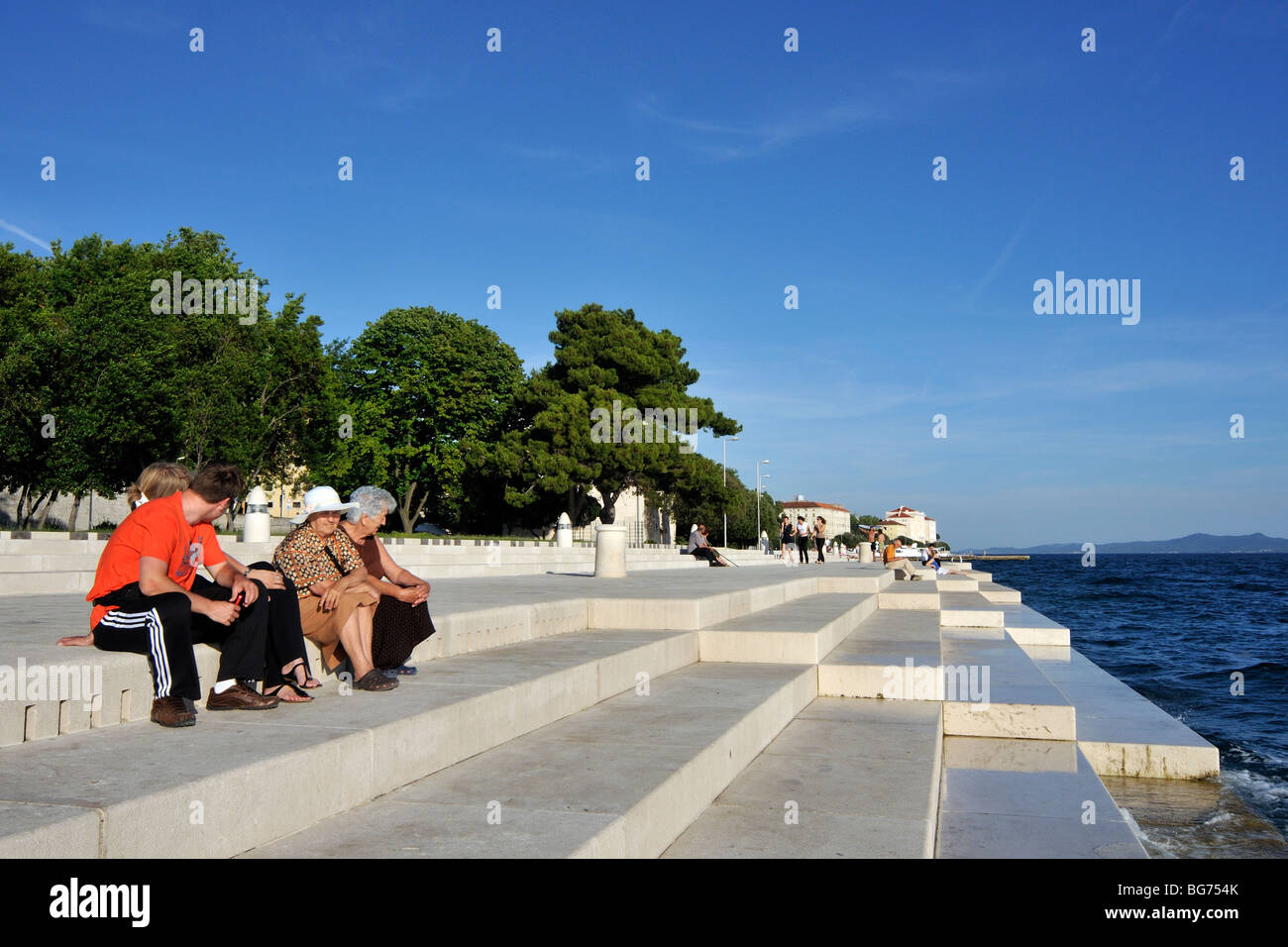 Les visiteurs de l'orgue de la mer, de jouer un son d'instrument de musique par vagues et Tubes sous marches en marbre, de la côte de Zadar, Croatie Banque D'Images