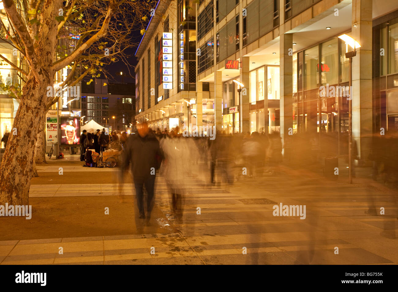Dresde, Prager Strasse la nuit sur le jour de Noël Banque D'Images