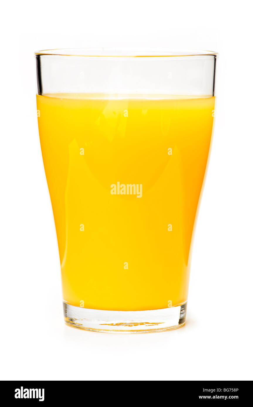 Le jus d'Orange dans le verre clair isolé sur fond blanc Banque D'Images