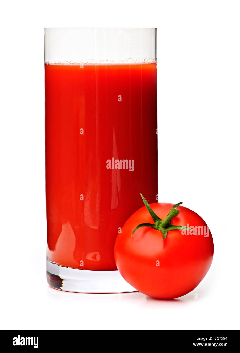 Jus de tomate en verre clair isolé sur fond blanc Banque D'Images