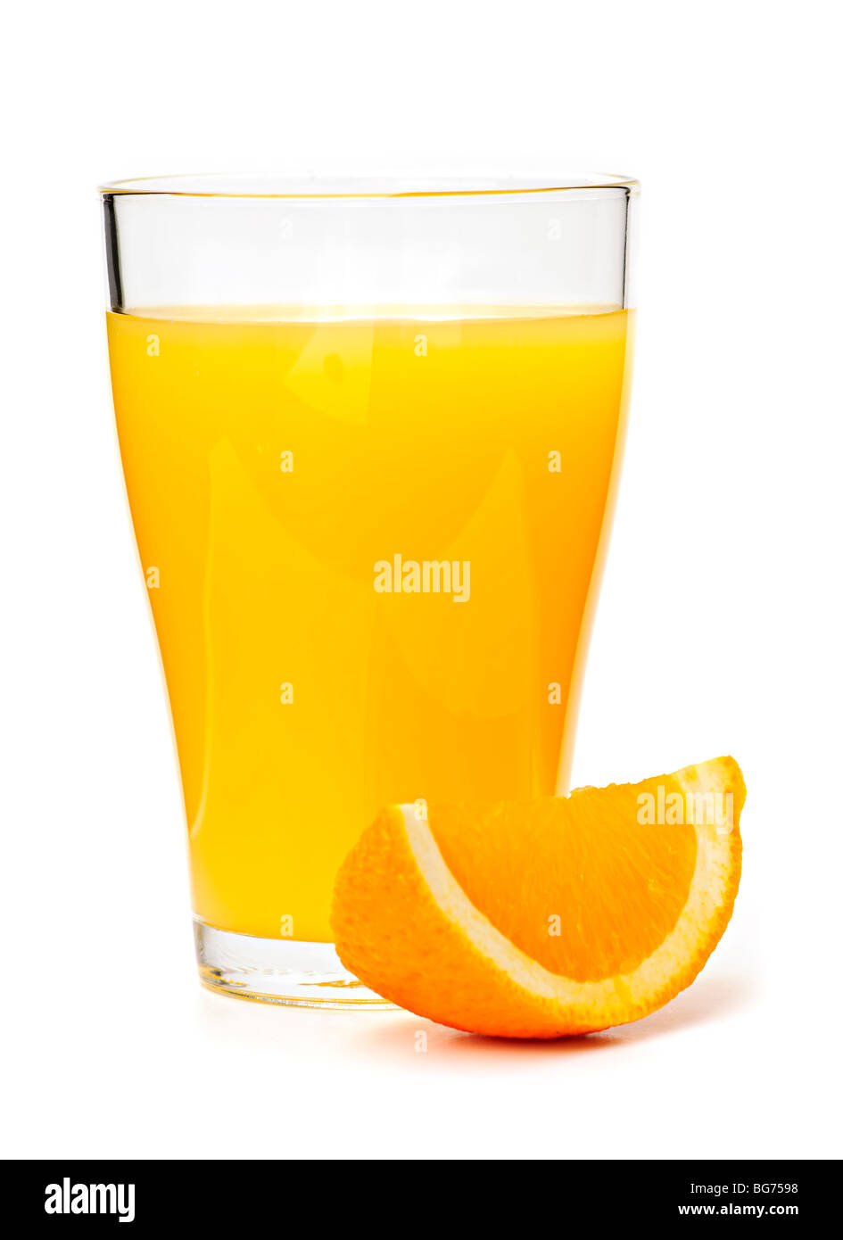 Le jus d'Orange dans le verre clair isolé sur fond blanc Banque D'Images