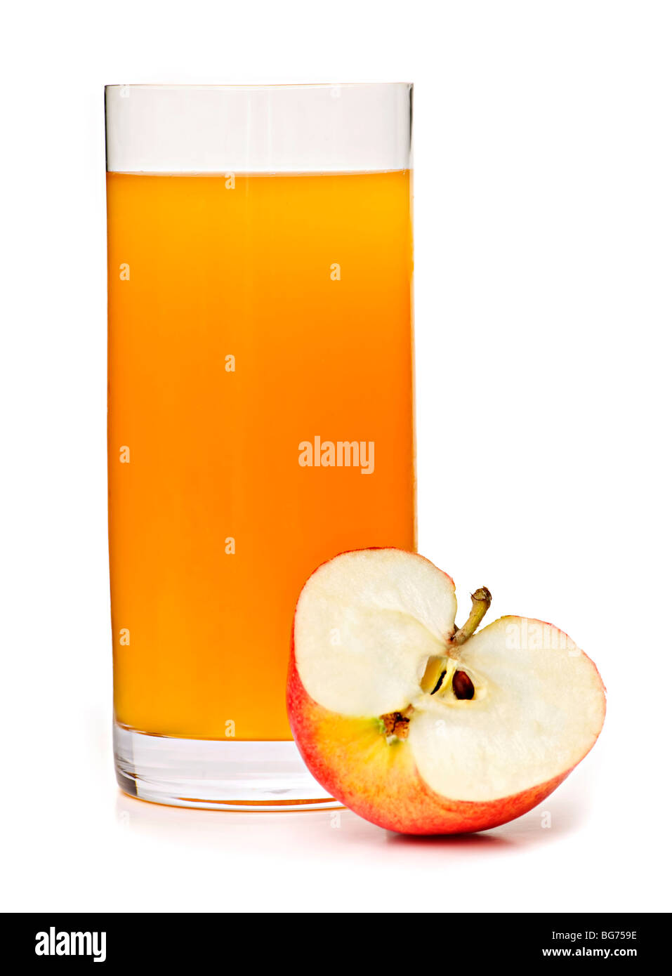 Le jus de pomme en verre clair isolé sur fond blanc Banque D'Images