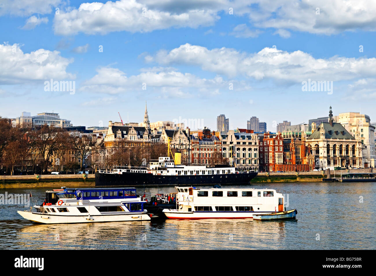 Vue sur l'horizon de Londres Thames River contre le ciel bleu Banque D'Images
