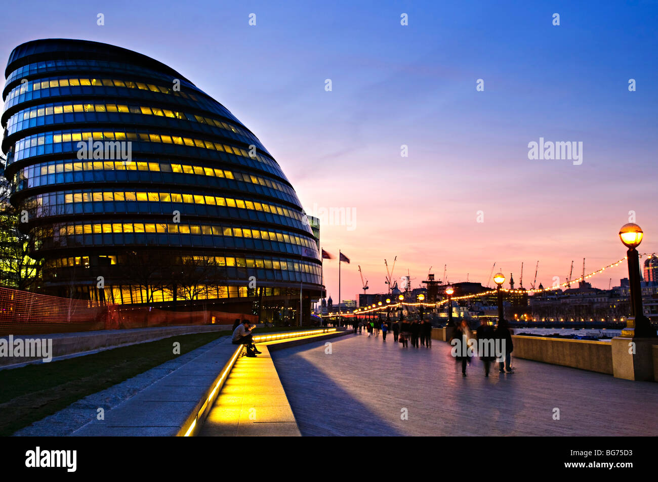 New London city hall de nuit avec des piétons sur trottoir Banque D'Images