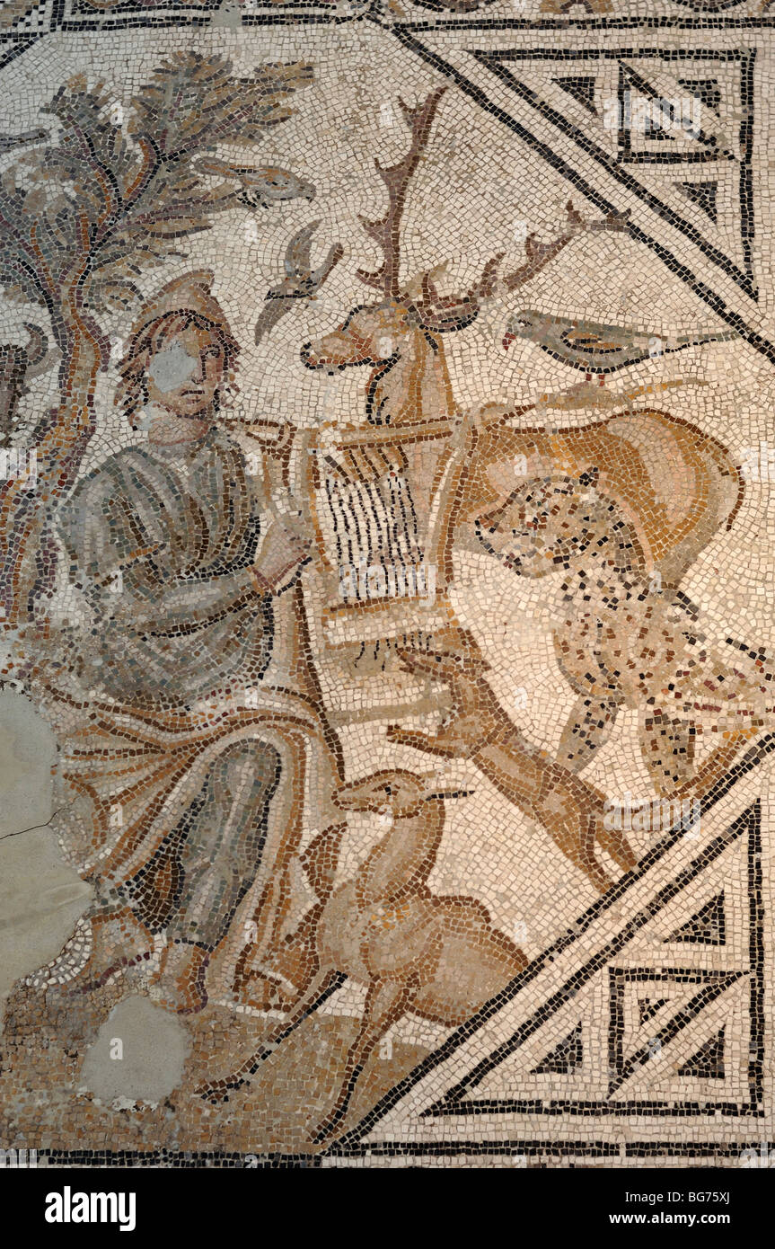 Orphée jouant un Lyre et les bêtes ou animaux C3-4th Mosaïque romaine à Arles Antique Museum, Musée de l'Arles Antique, Provence, France Banque D'Images