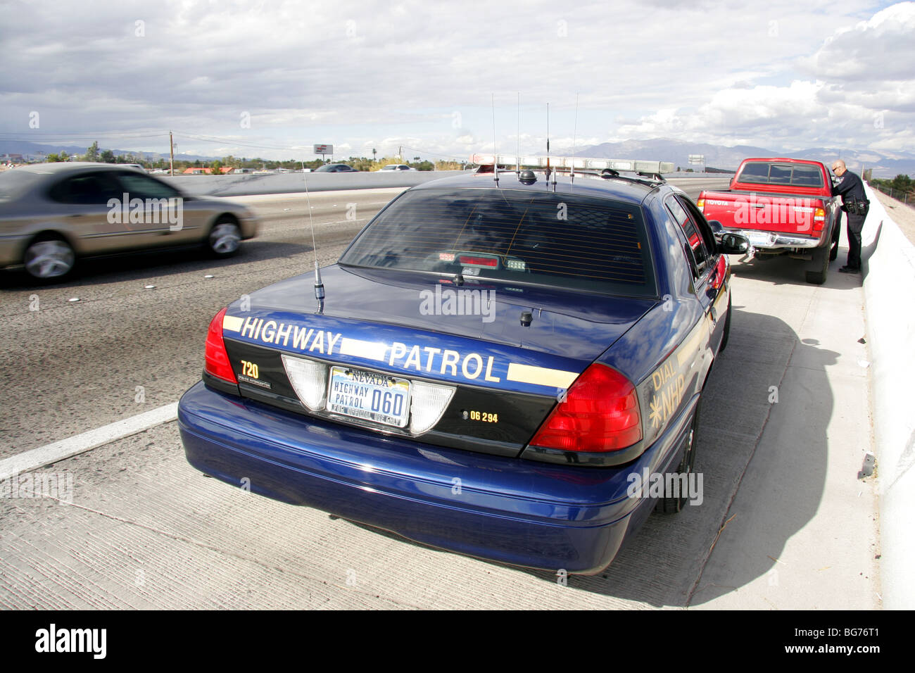 Nevada Highway Patrol state trooper de parler avec le conducteur d'un véhicule, s'est arrêté pour une infraction aux règlements de la circulation, Las Vegas, USA Banque D'Images