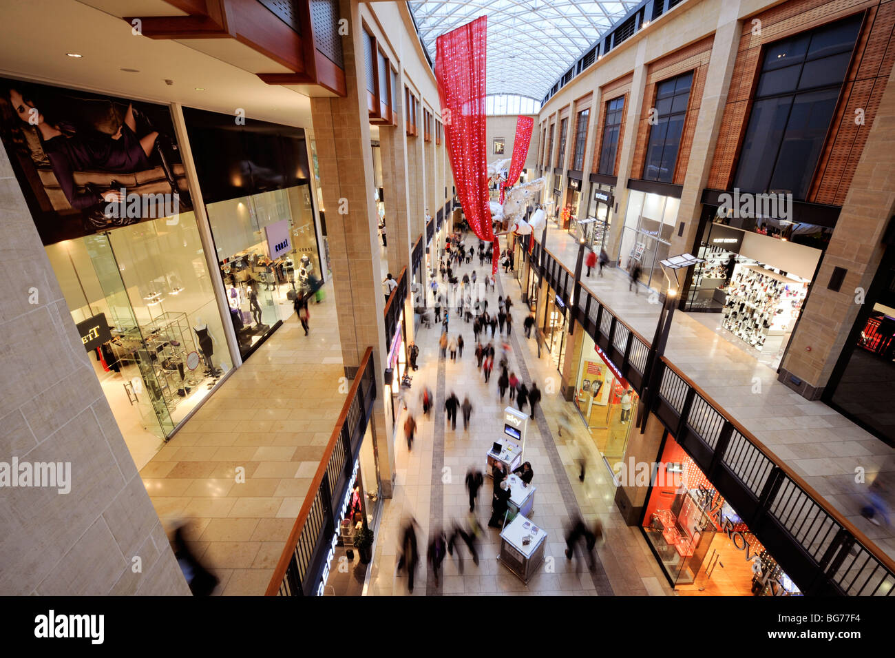 Les clients sont occupés au Grand Arcade dans Cambridge faisant leurs achats de Noël. Banque D'Images