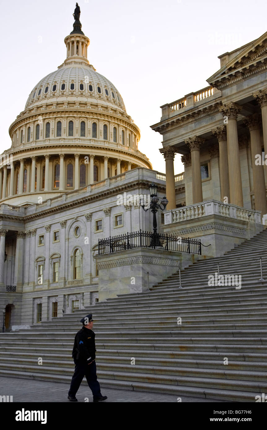 Un policier patrouillant le Capitole Capitole à Washington DC Banque D'Images