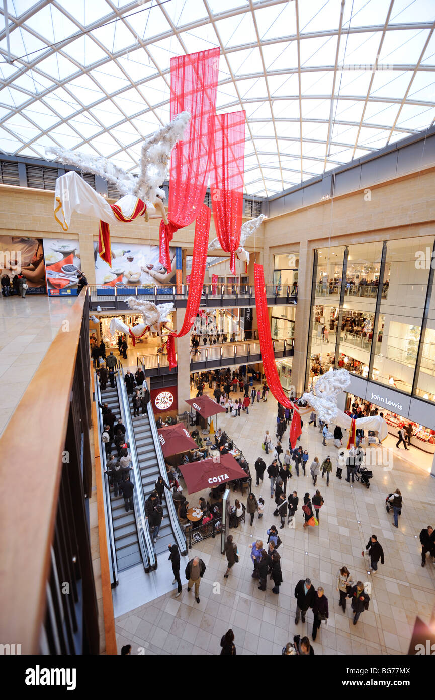 Au Grand Shopping Arcade dans Cambridge faisant leurs achats de Noël. Banque D'Images