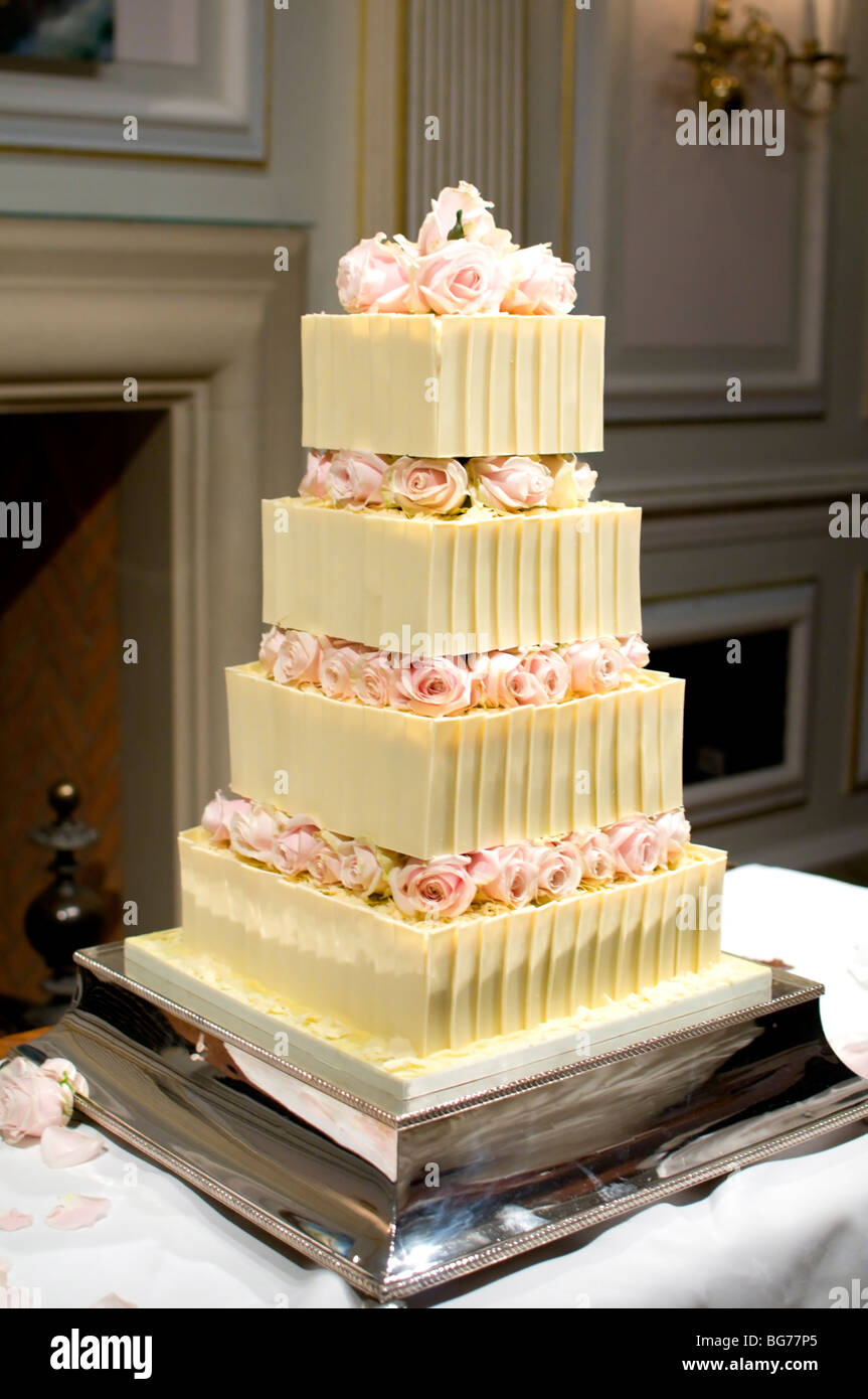 4 Gateau De Mariage Sur Un Grand Plateau D Argent Stand Photo Stock Alamy