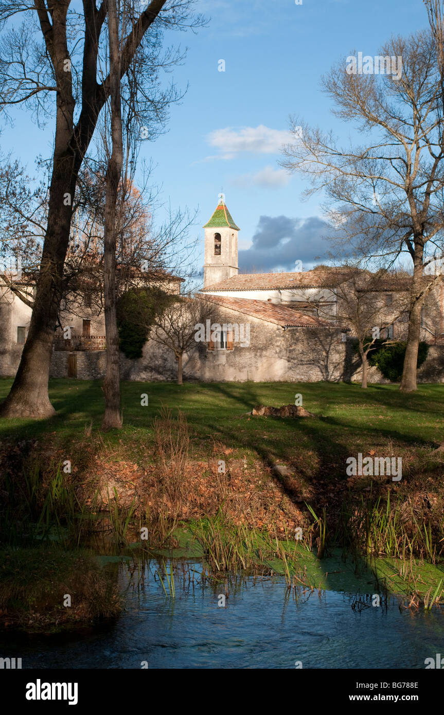 Park et église médiévale dans le village de Brissac, Hérault, sud de la France Banque D'Images