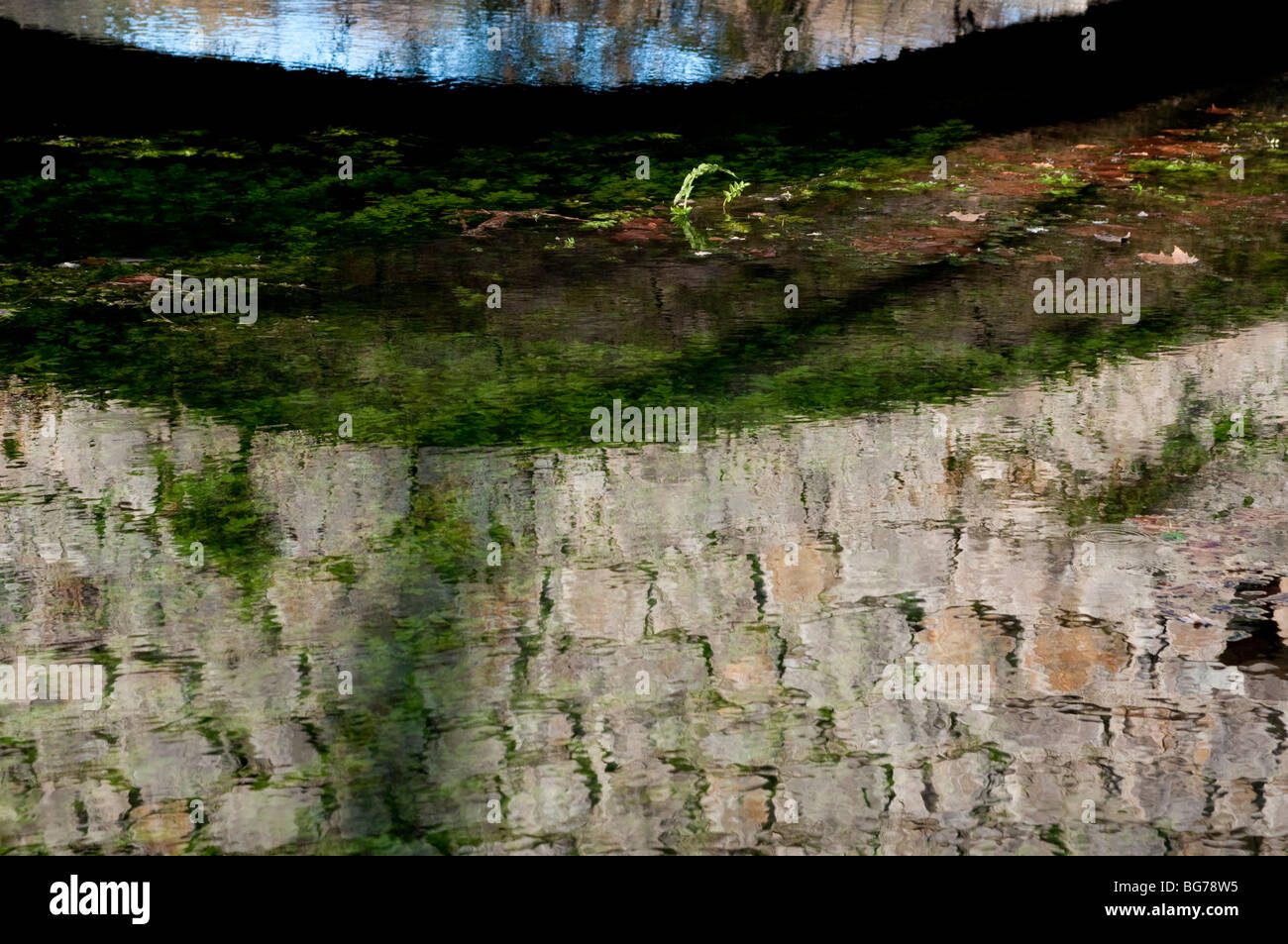 Reflet du pont dans la rivière dans le village de Brissac, Hérault, sud de la France Banque D'Images