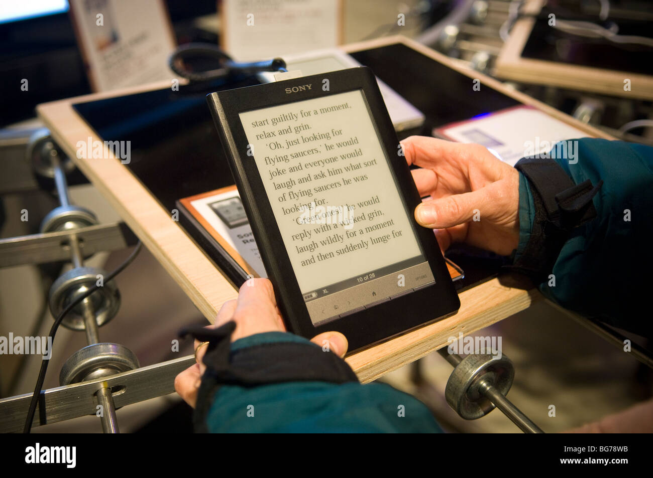 Un client à la connexion pop up store store à New York examine un Sony Reader Touch Edition ebook reader Banque D'Images