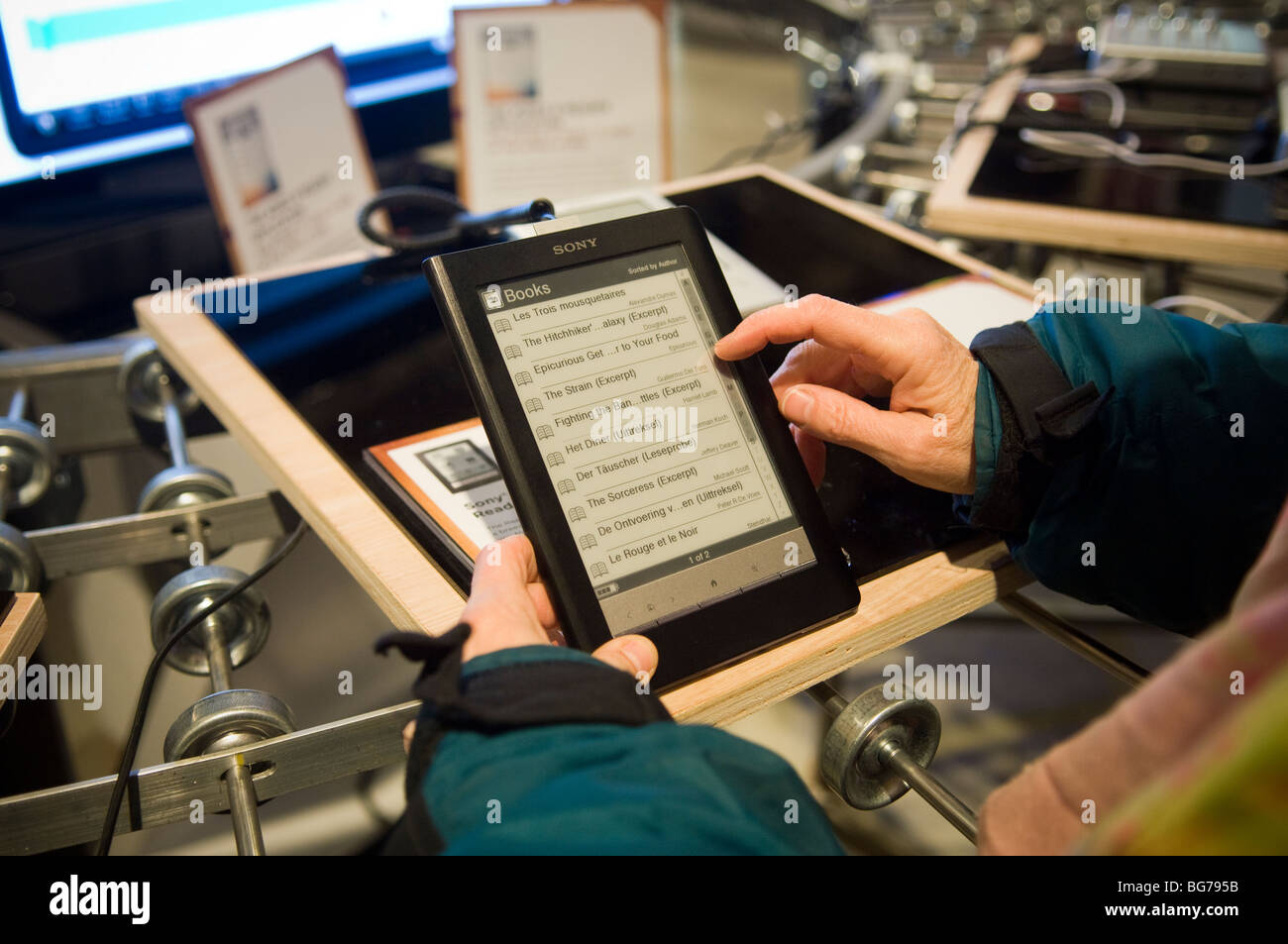 Un client à la connexion pop up store store à New York examine un Sony Reader Touch Edition ebook reader Banque D'Images