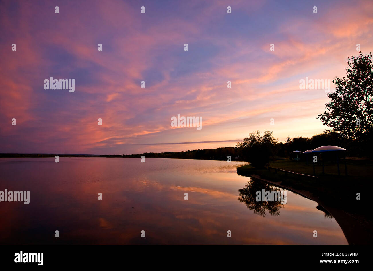 Lever du soleil sur les lacs du nord du Manitoba Banque D'Images