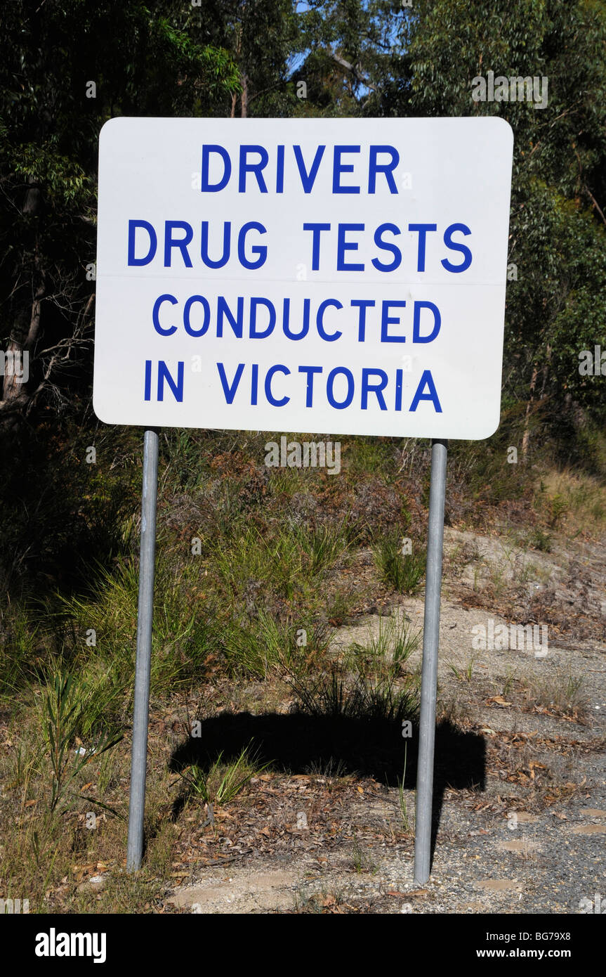 Traversez le panneau de la route frontalière sur la Princess Highway dans l'État de Victoria, en Australie Banque D'Images