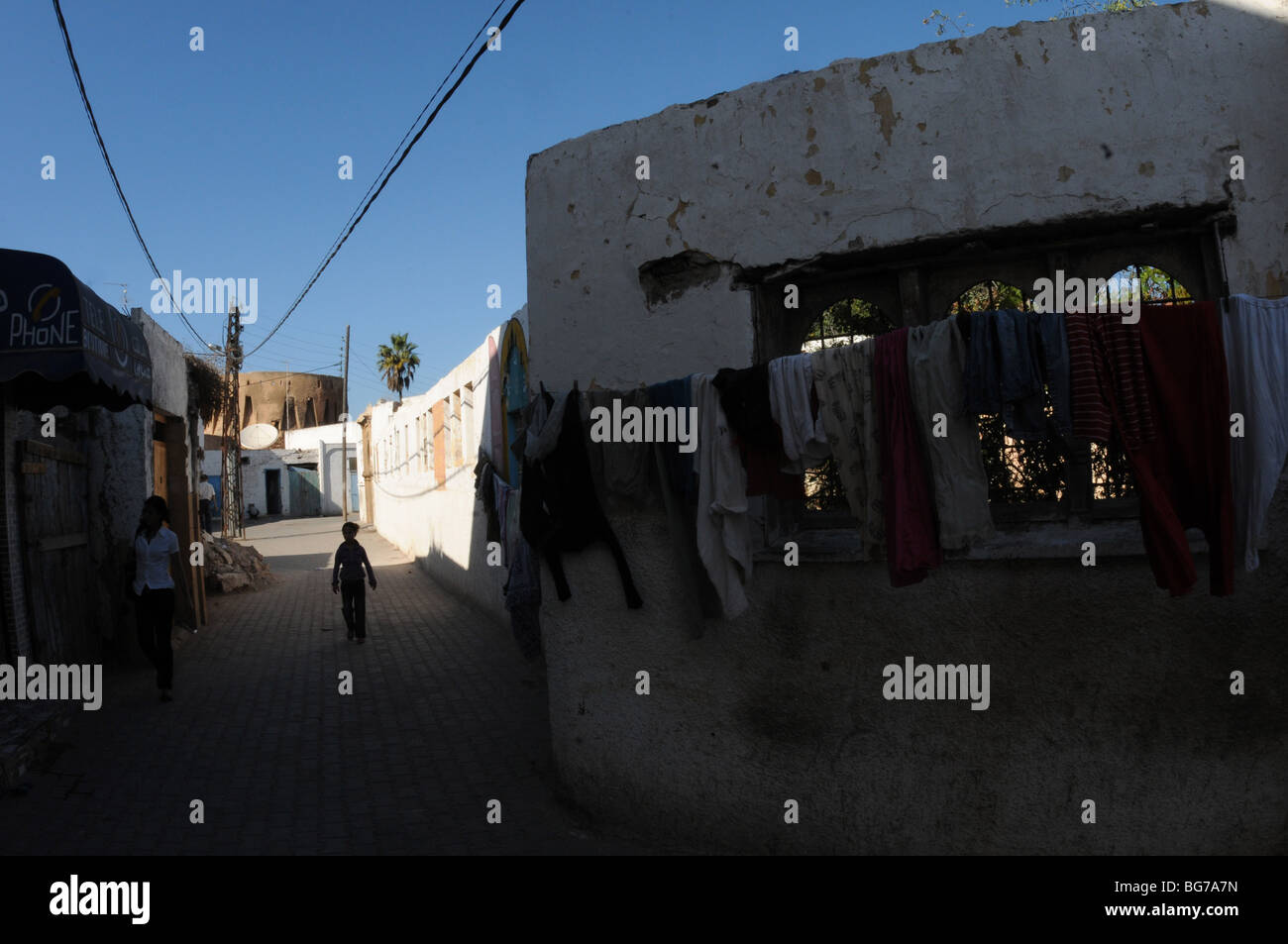 Lave-pend dans une rue latérale à l'intérieur de la forteresse, Azemmour, Maroc Banque D'Images