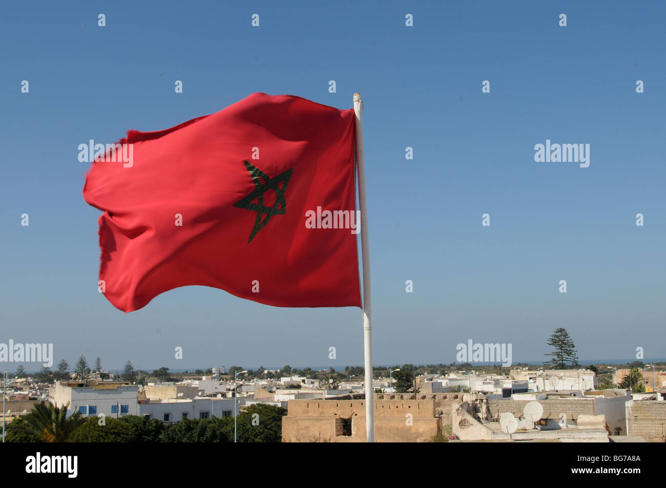 Drapeau marocain vole au-dessus de l'Azemmour, Maroc Horizon Banque D'Images