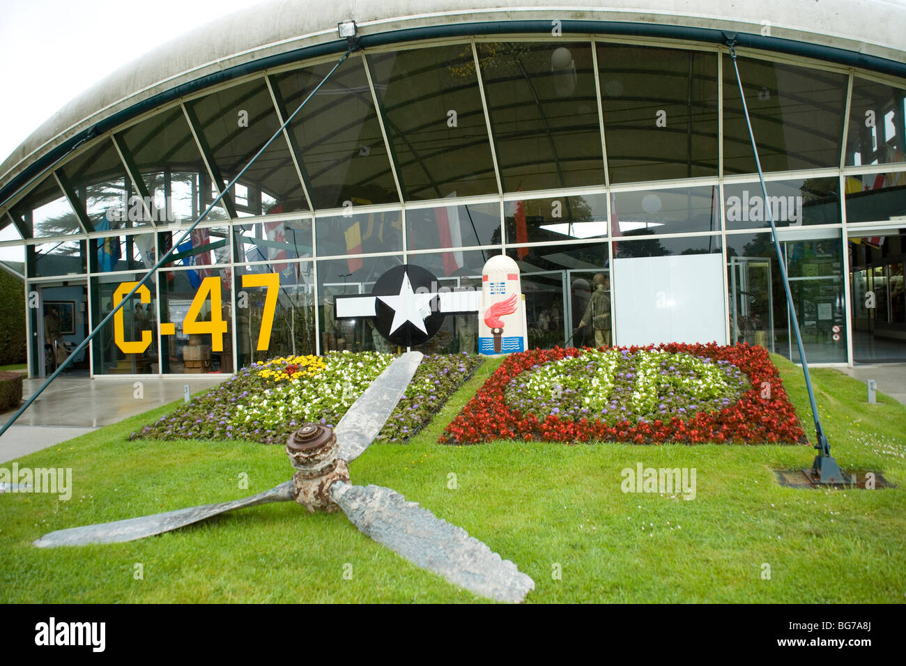 La C47 nous hangar Musée Airborne Sainte Mère Eglise la première ville libérée le jour j par 82nd Airborne Division Banque D'Images