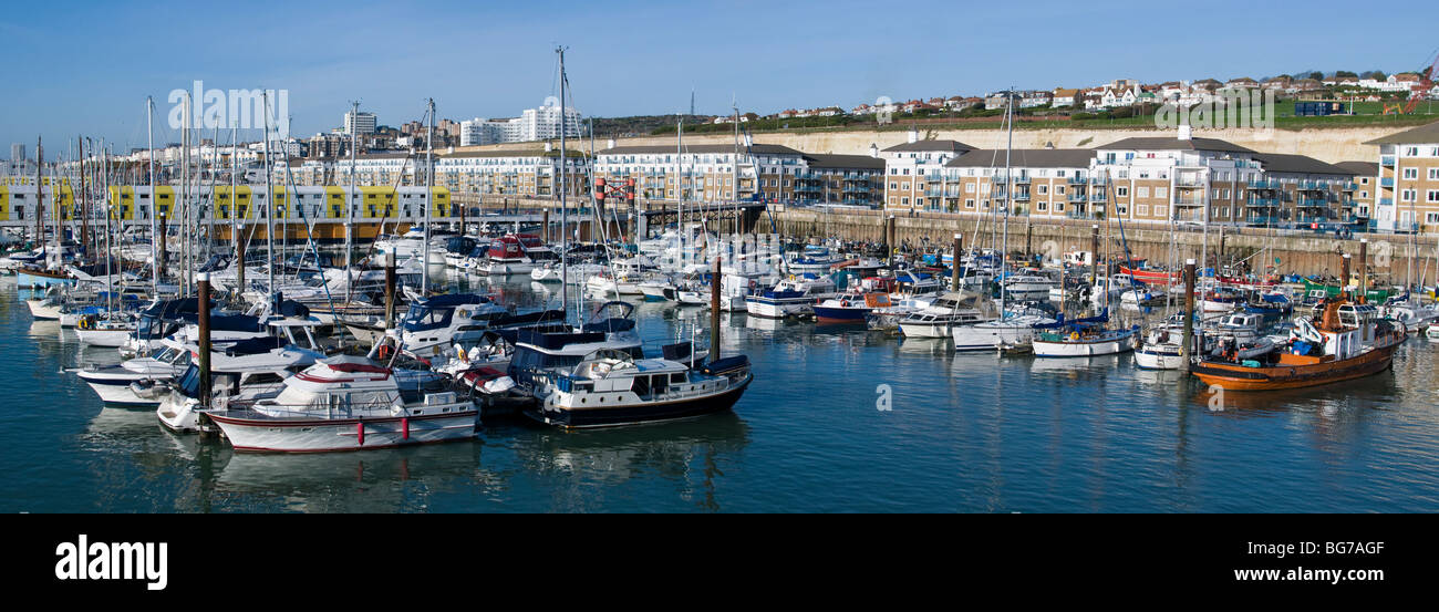 Une vue panoramique de yachts amarrés dans le port de plaisance de Brighton, Angleterre. Banque D'Images