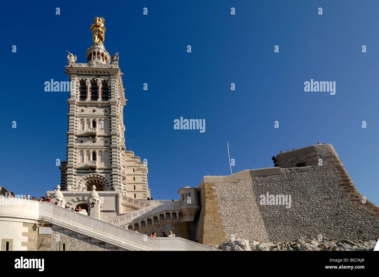 Clocher de l'église ou Beffroi & murs de l'église Notre-Dame de la Garde, Marseille ou Marseille, Provence, France Banque D'Images