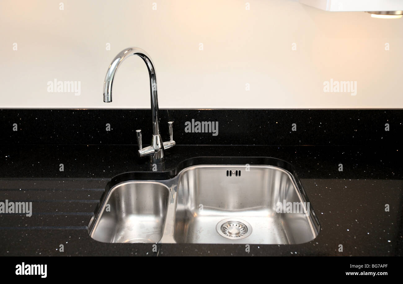 Évier de cuisine contemporaine et moderne, robinet mélangeur et en surface de travail Banque D'Images