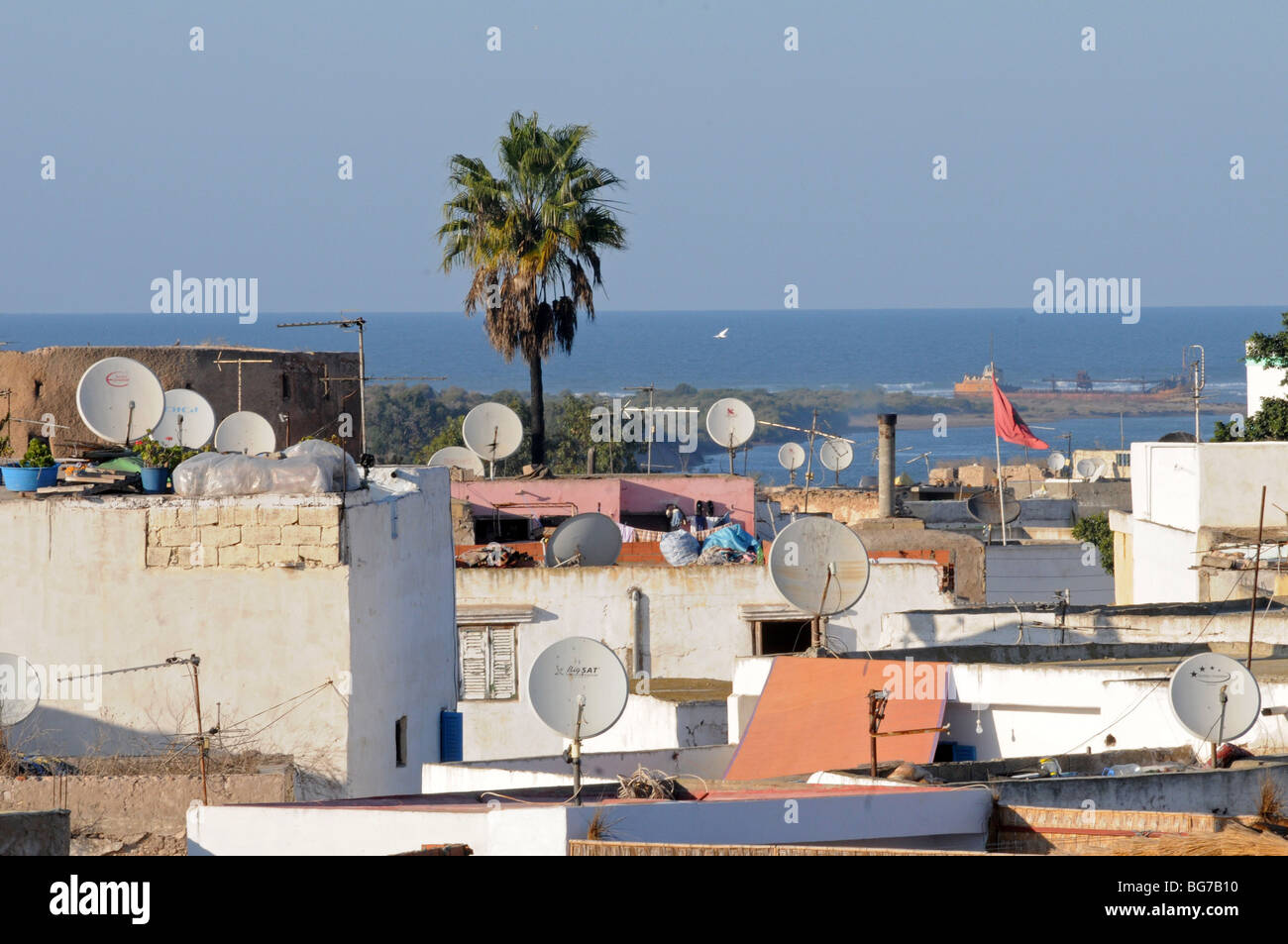 Sur les toits vue vers l'océan Atlantique, Azemmour, Maroc. Banque D'Images
