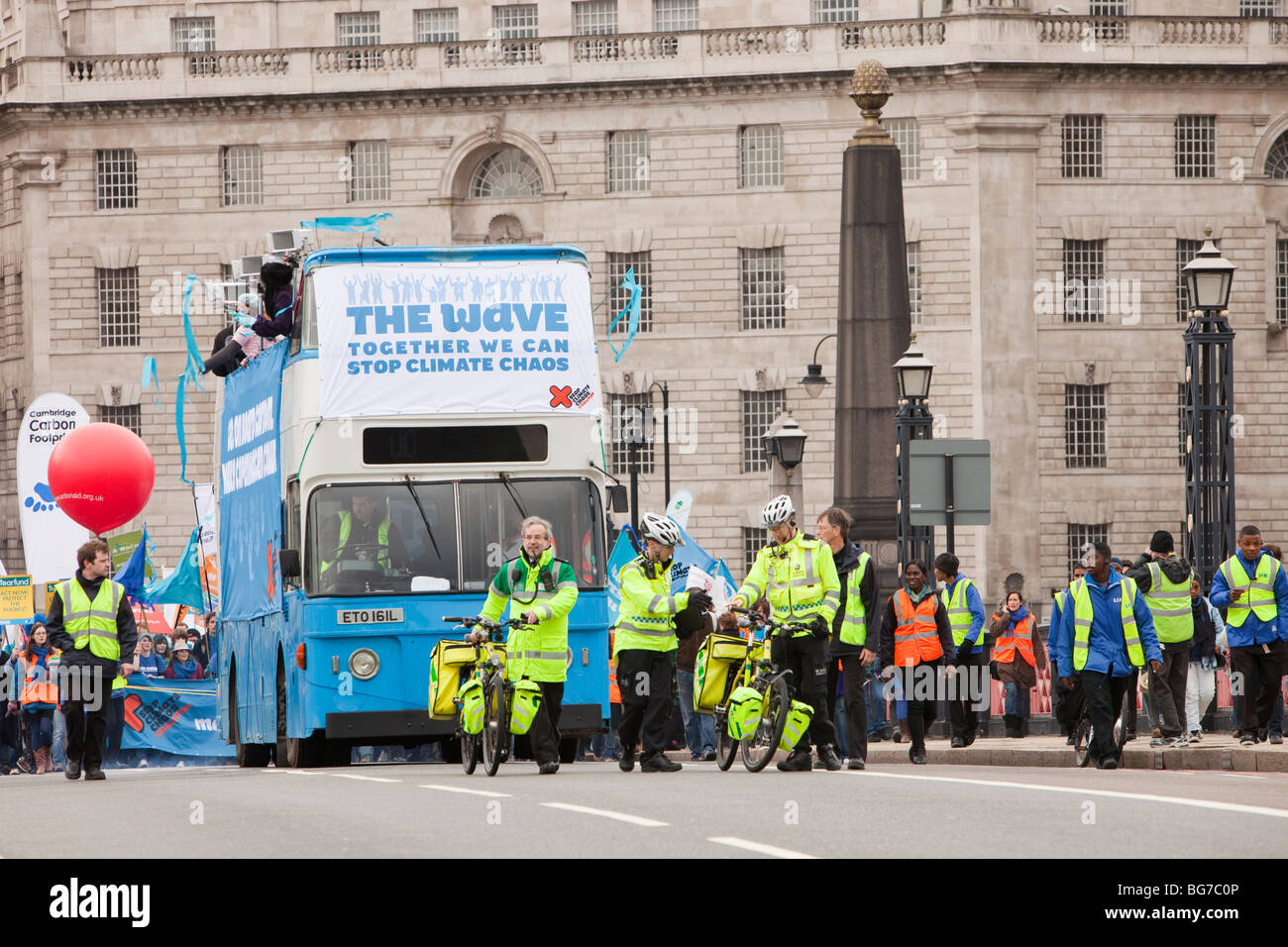 Les manifestants à la vague, le plus grand changement climatique démonstration à avoir jamais été entreprise au Royaume-Uni Banque D'Images