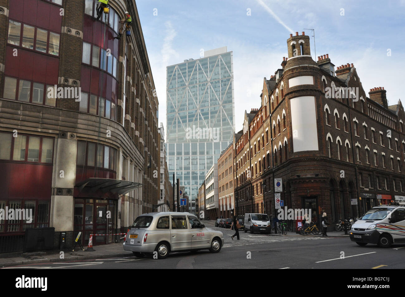 Scène de rue avec un Taxi, victorien et bâtiments modernes dans East London UK Banque D'Images