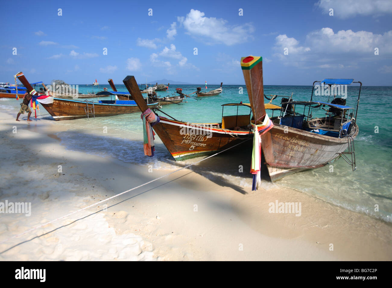 Bateaux à longue queue à Bamboo Island, les îles Phi Phi, Thaïlande Banque D'Images