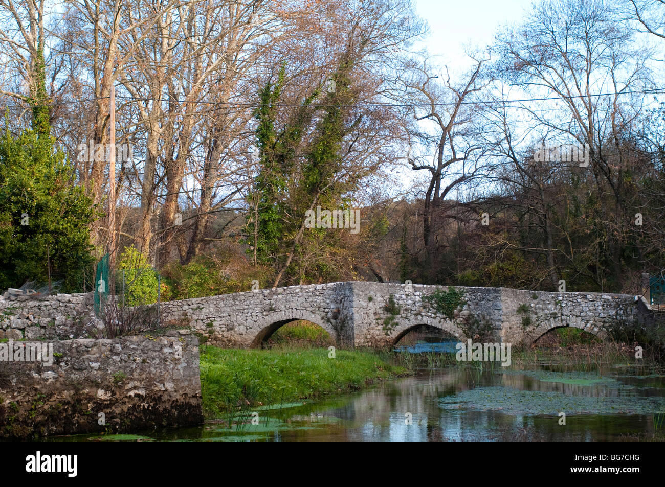 Pont et rivière dans le village de Brissac, Hérault, sud de la France Banque D'Images