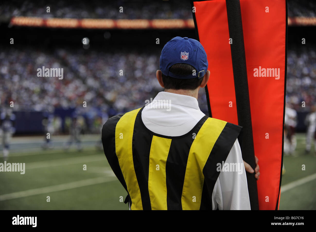 Un arbitre tient le premier marqueur vers le bas à un match de la NFL. Banque D'Images