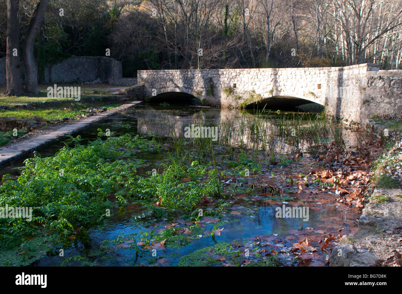 Pont et rivière dans le village de Brissac, Hérault, sud de la France Banque D'Images