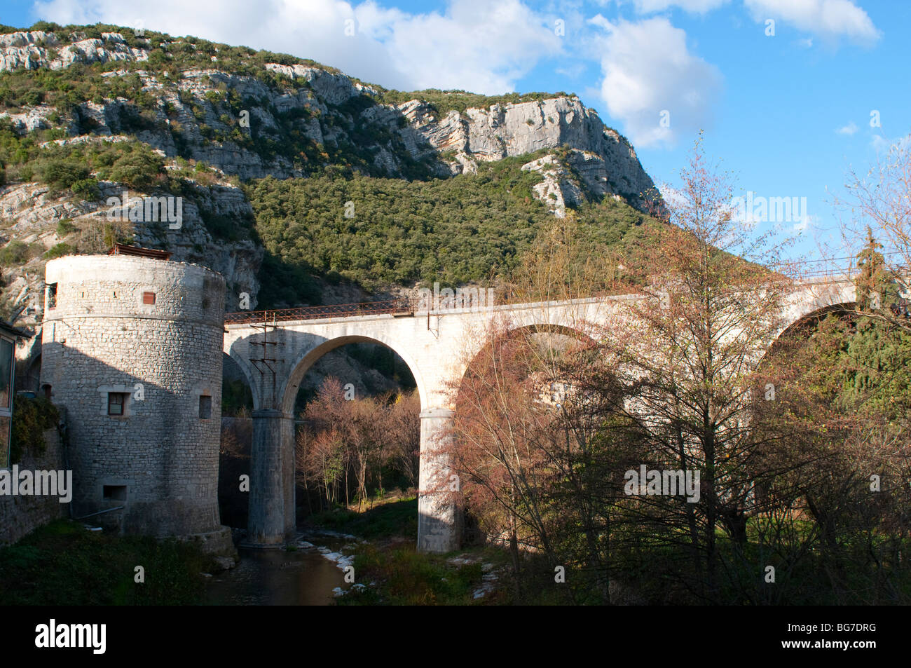 Bridge et de la tour, St Hippolyte-du-Fort, Gard, sud de la France Banque D'Images