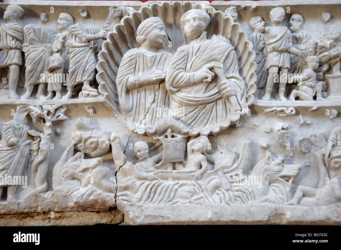 Jonas ou Jonas sarcophage, c340AD, Bas-relief de marbre romain ou sculpture de tombes du cimetière d'Alyscamps, Arles, Provence, France Banque D'Images