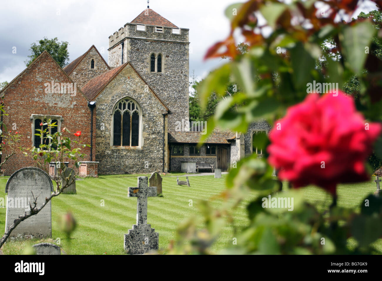 Église de campagne avec des roses rouges en premier plan Banque D'Images