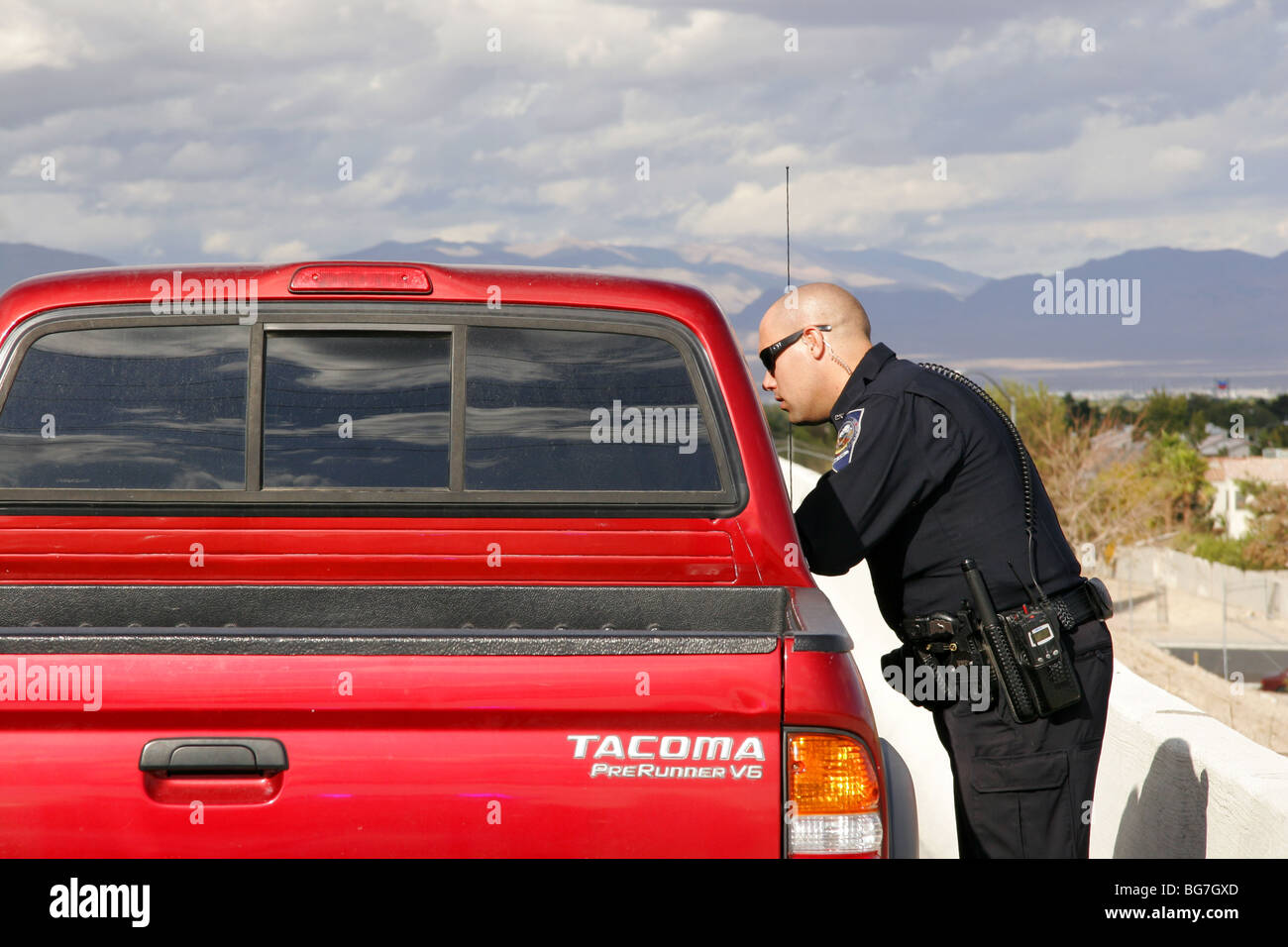 Nevada Highway Patrol state trooper de parler avec le conducteur d'un véhicule, s'est arrêté pour une infraction aux règlements de la circulation, Las Vegas, USA Banque D'Images