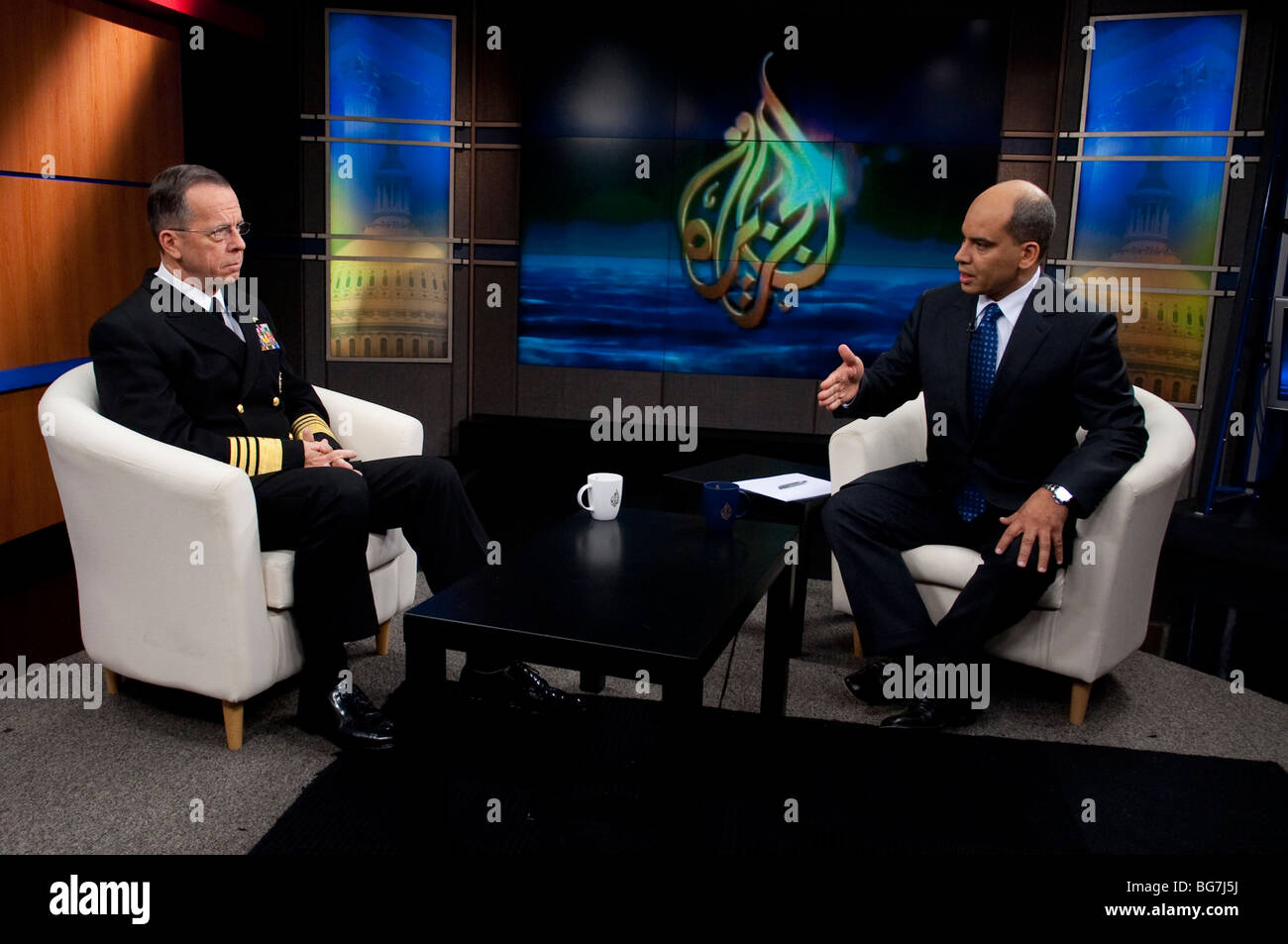 Marine personnel adm. Mike Mullen, interviewé par Abderrahim Fouka, du réseau de télévision Al Jazeera. Banque D'Images