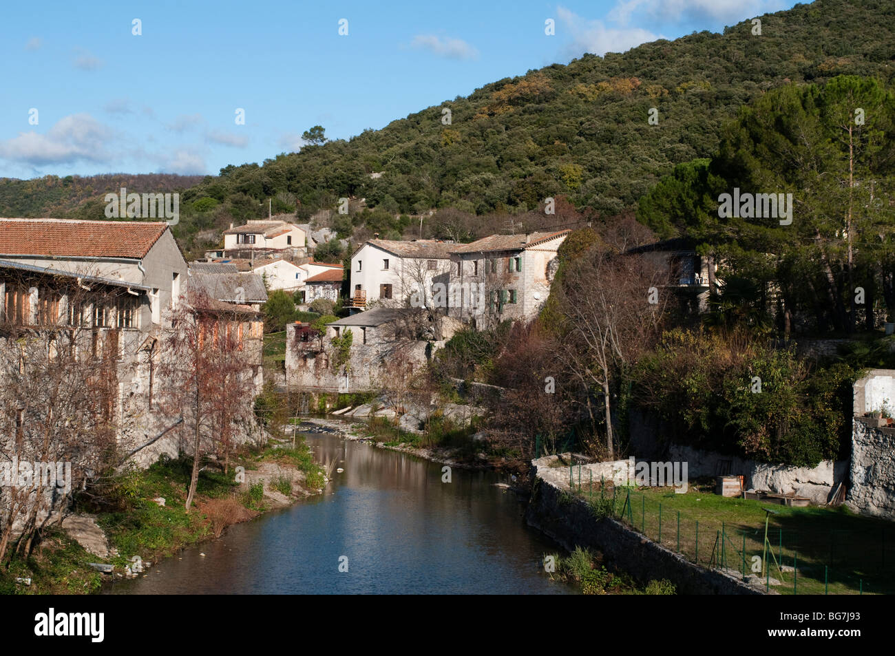 Rivière qui traverse la ville de St Hippolyte-du-Fort, Gard, sud de la France Banque D'Images