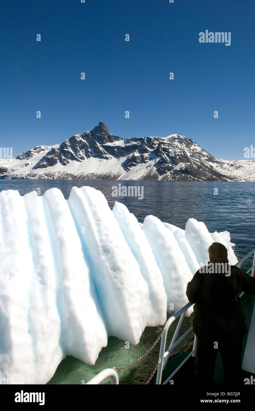 Scientifique parcourant les glaciers fondants dans les cours d'eau près de Nuuk, Groenland Banque D'Images
