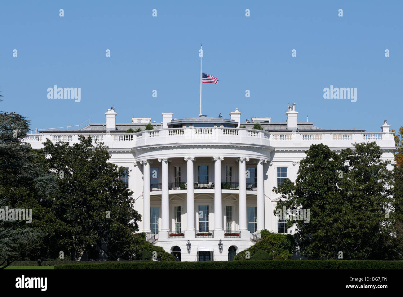 La maison blanche avec le drapeau en berne Banque D'Images