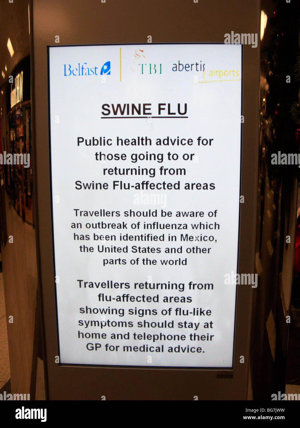 Grippe porcine électronique avertissement voyage à l'aéroport international de Belfast Banque D'Images