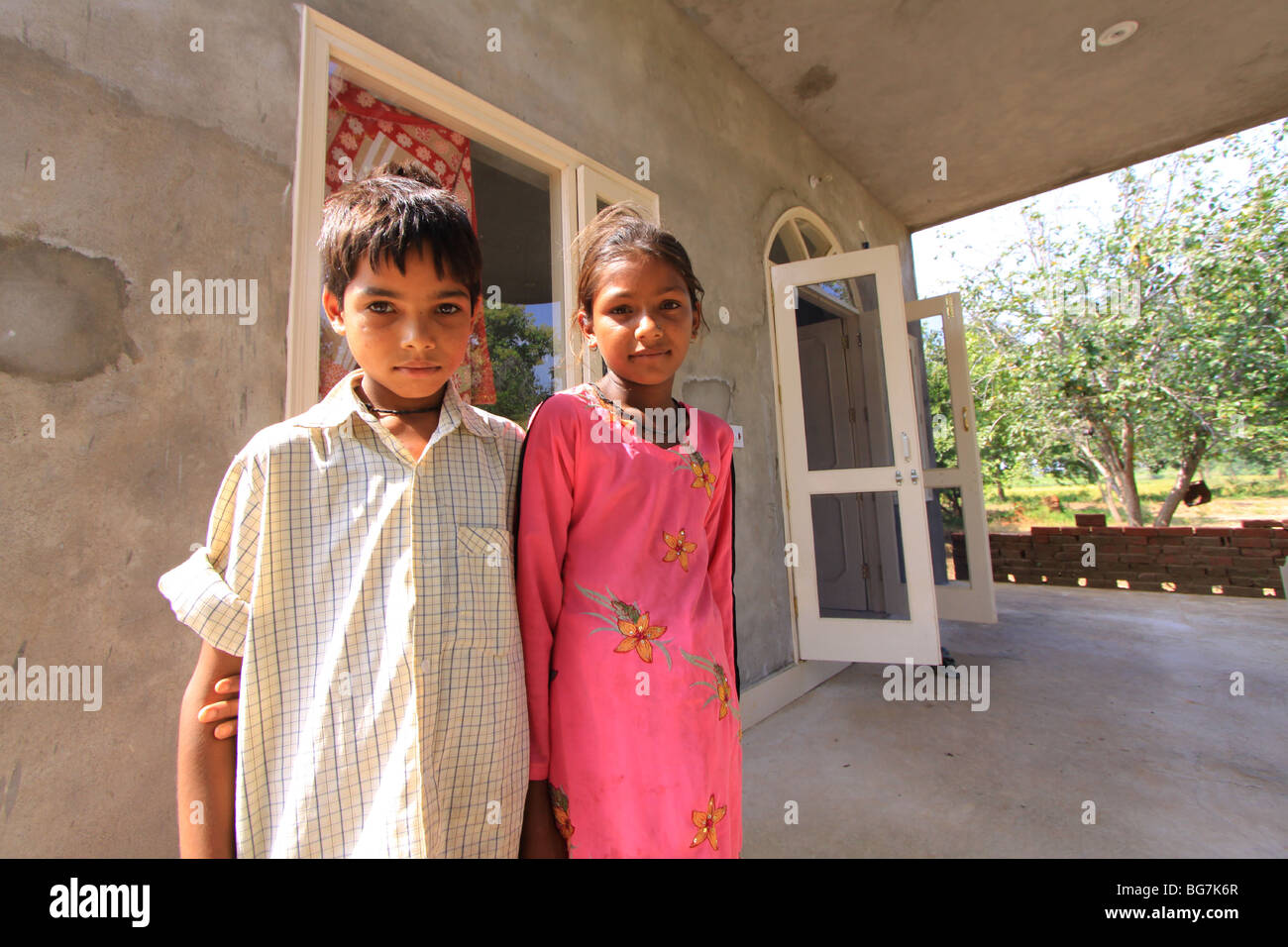 Deux enfants de travailleurs agricoles dans un village proche de Chandigarh dans le Punjab, Inde Banque D'Images