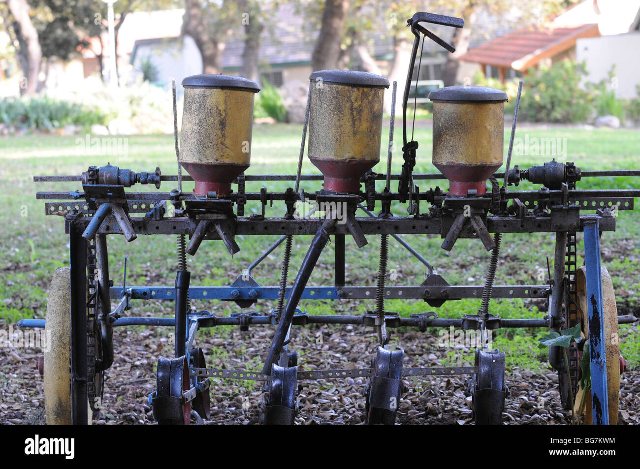 Israël, Basse Galilée, Kibboutz Alonim fondée en 1938. Afficher de vieux outils agricoles un semoir Banque D'Images