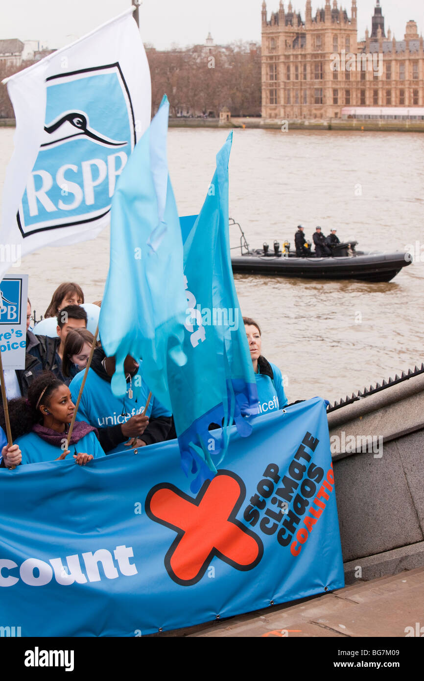 Les manifestants à la vague, le plus grand changement climatique démonstration à avoir jamais été entreprise au Royaume-Uni Banque D'Images