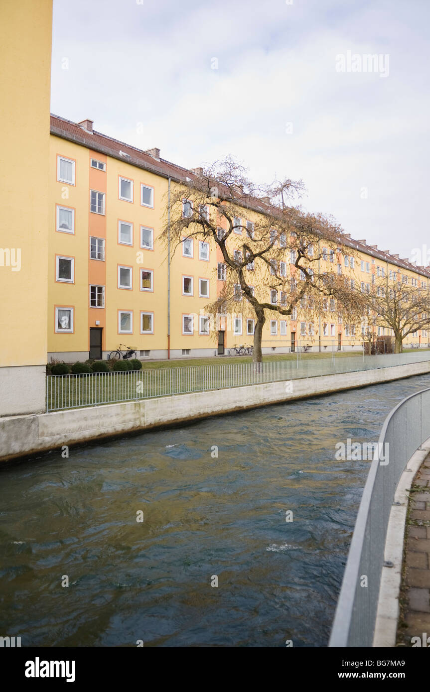 Rivière qui coule par Munich, Allemagne. Banque D'Images