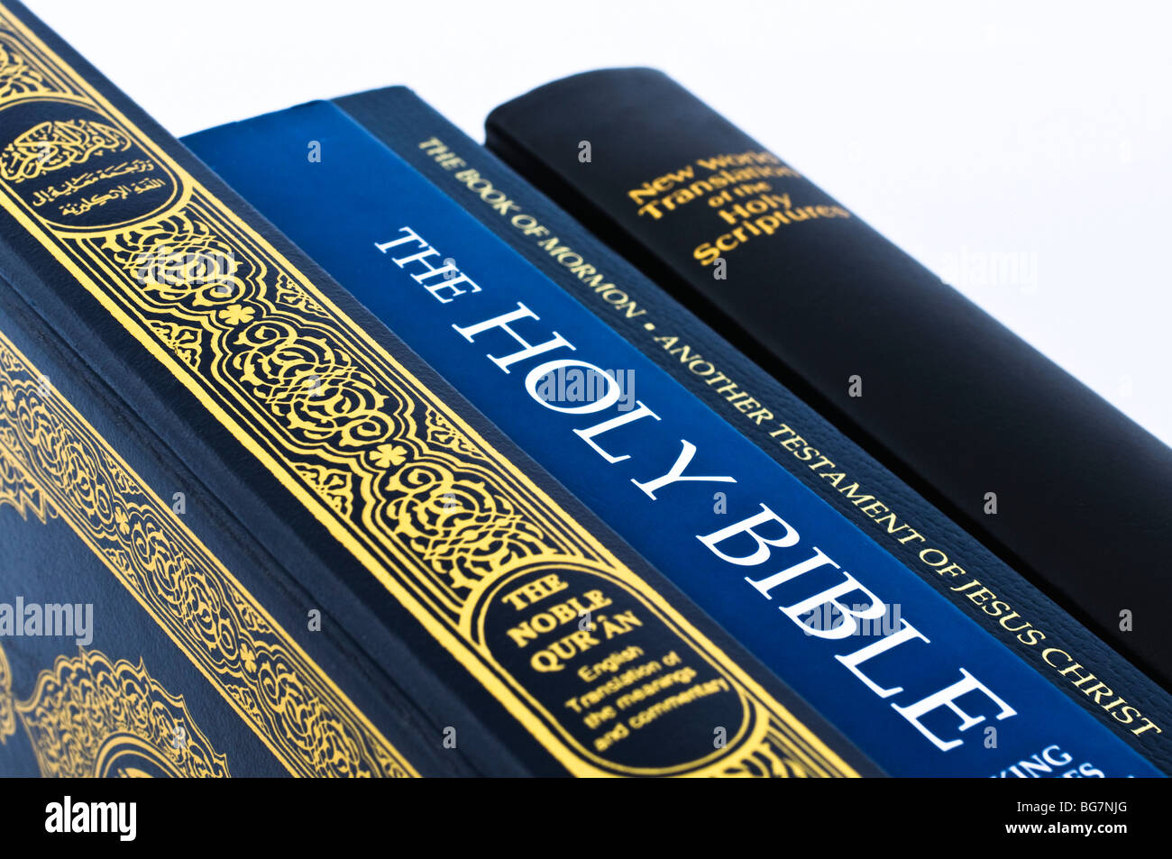 Pile de livres saints - les Saintes Écritures - traduction du monde nouveau, Livre de Mormon, La Sainte Bible et le Coran Banque D'Images