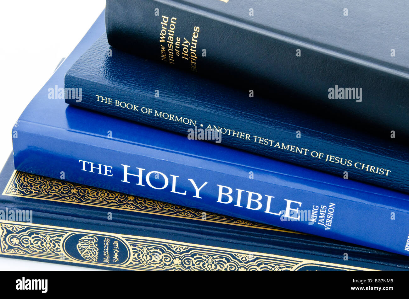 Pile de livres saints - les Saintes Écritures - traduction du monde nouveau,  Livre de Mormon, La Sainte Bible et le Coran Photo Stock - Alamy