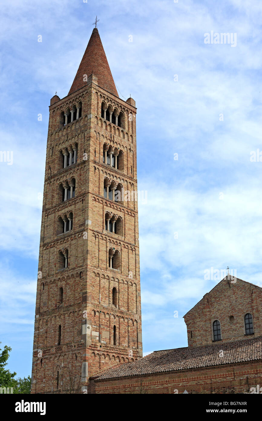 Bell Tower (1063) de l'abbaye bénédictine de Pomposa, près de Ferrare, Emilie-Romagne, Italie Banque D'Images