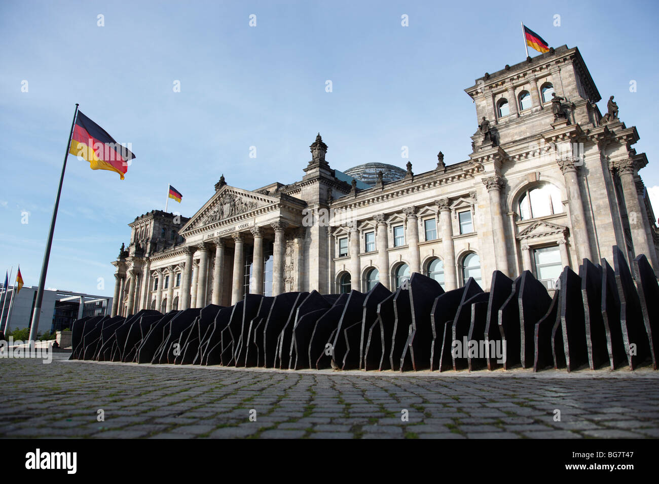 Allemagne, Berlin, le Reichstag, le Parlement allemand, Sculpture d'acier par Dieter Appett, Drapeau allemand Banque D'Images